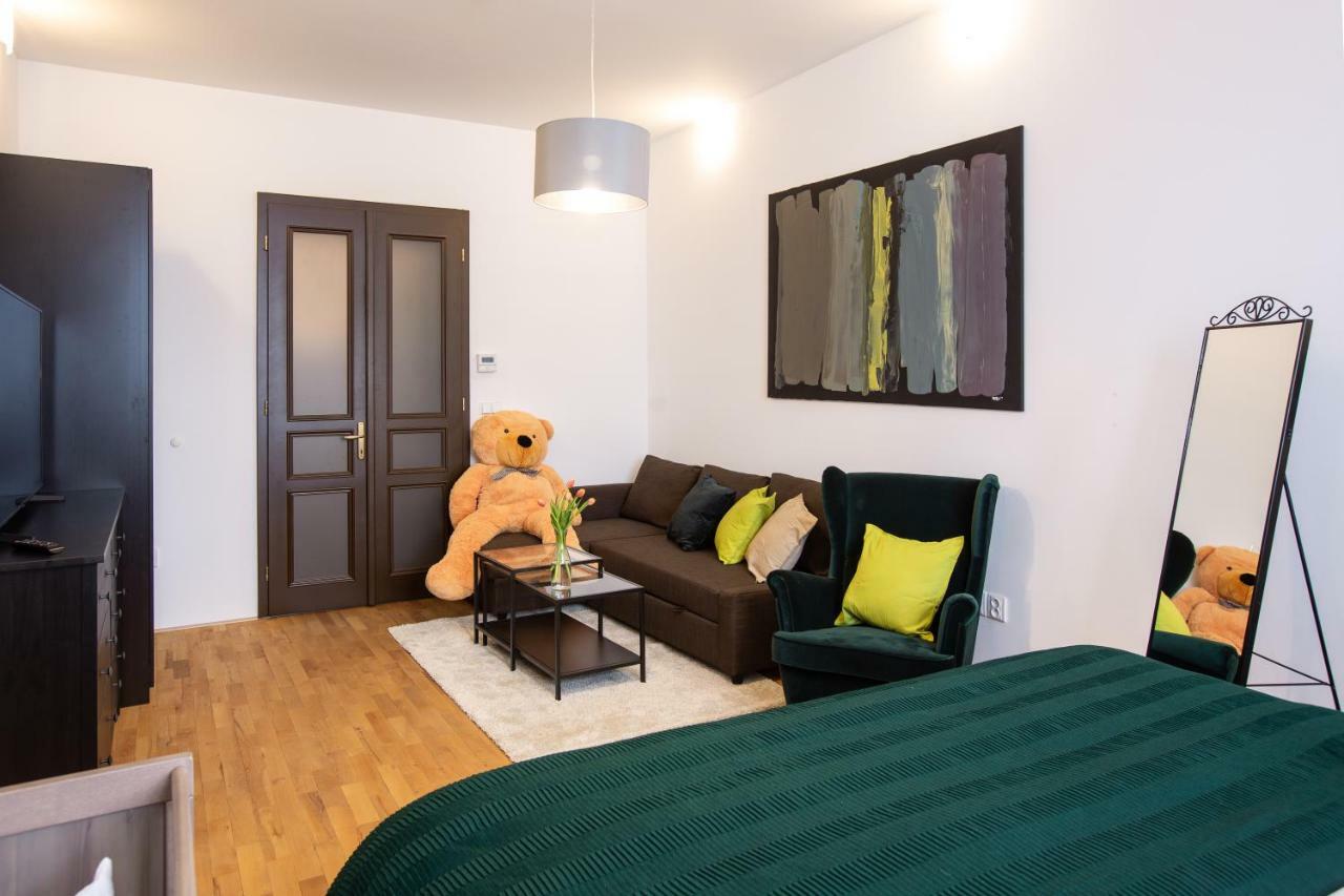 Modern Family Apt. With Central Square Entrance Hradec Králové Buitenkant foto