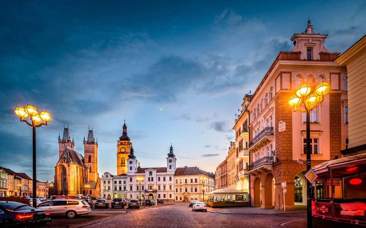Modern Family Apt. With Central Square Entrance Hradec Králové Buitenkant foto